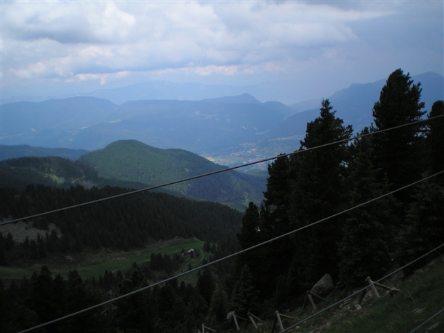 La bellissima vallata che si apre sotto la cima del Cermis.